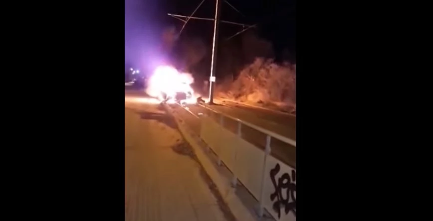 Βούλα: Πολυτελές αυτοκίνητο καρφώθηκε σε κολόνα και τυλίχτηκε στις φλόγες – Βίντεο